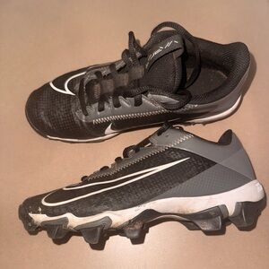 Nike Black and White 4y Football Cleats